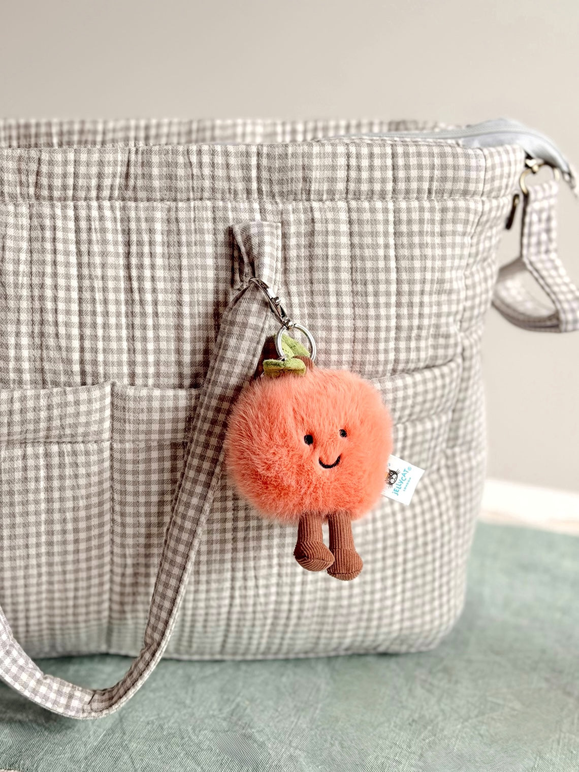 ぬいぐるみ  Amuseables Peach Bag Charm Jellycat Amuseables Peach Bag Charm