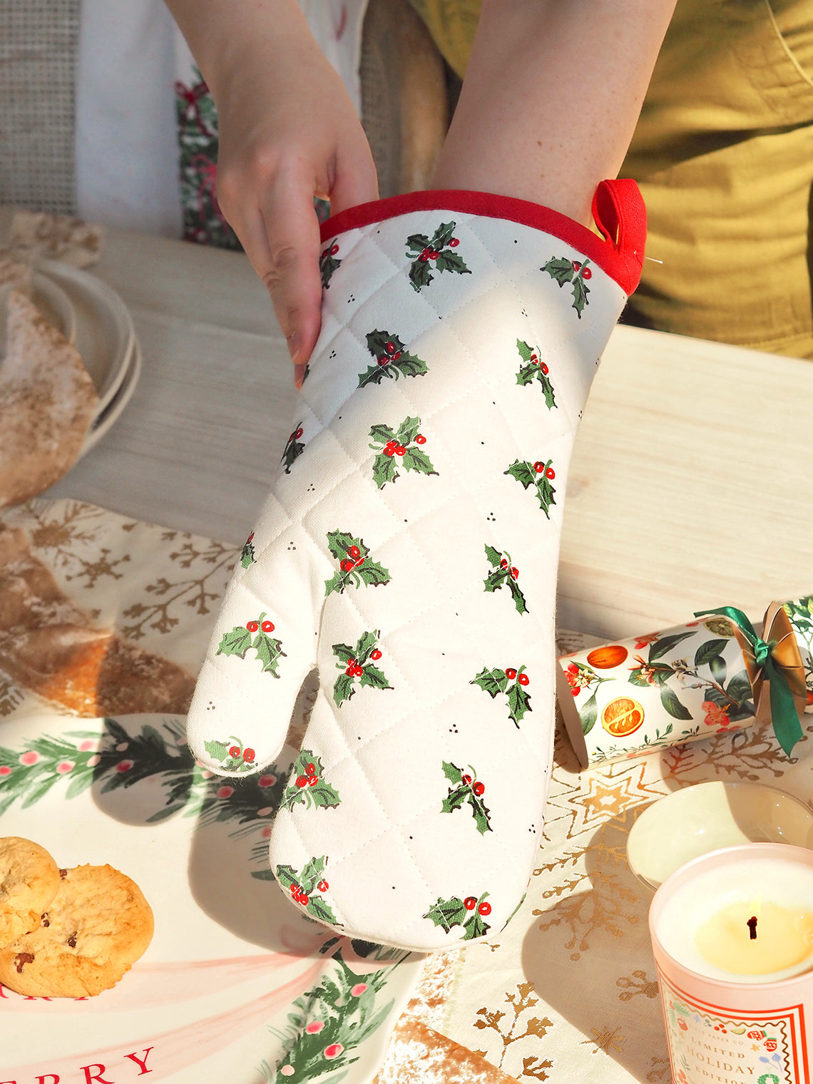 Vintage Holly Oven Mitt
